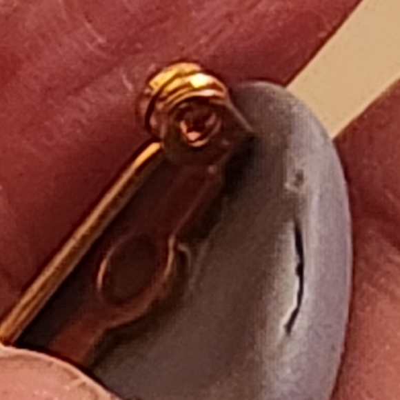 Lot of Small Brooches and Lapel Pins - Picture 6 of 16